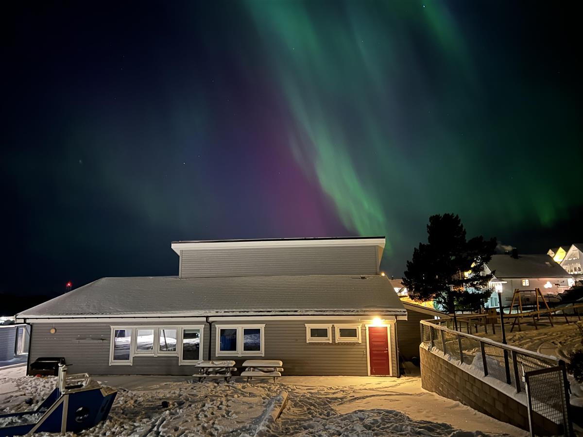 Eksteriør av Høddvoll barnehage. Nordlys over. - Klikk for stort bilete