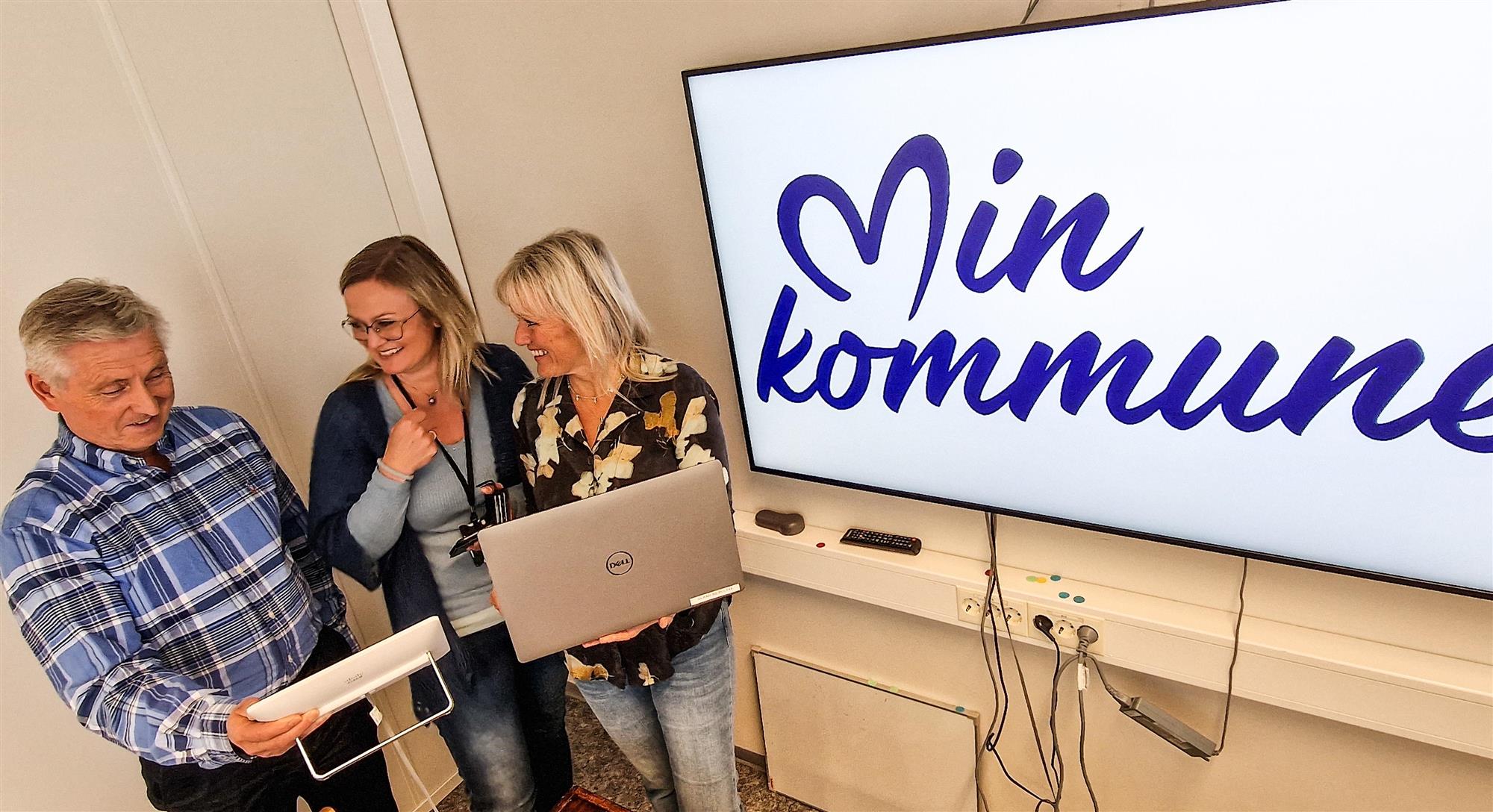 Nils Ertesvåg, Eli Marte Dalhaug og Anita Sundnes er tre av medlemene i digitaliseringsrådet i Ulstein kommune. No gler dei seg over å lansere Min kommune til innbyggarane.