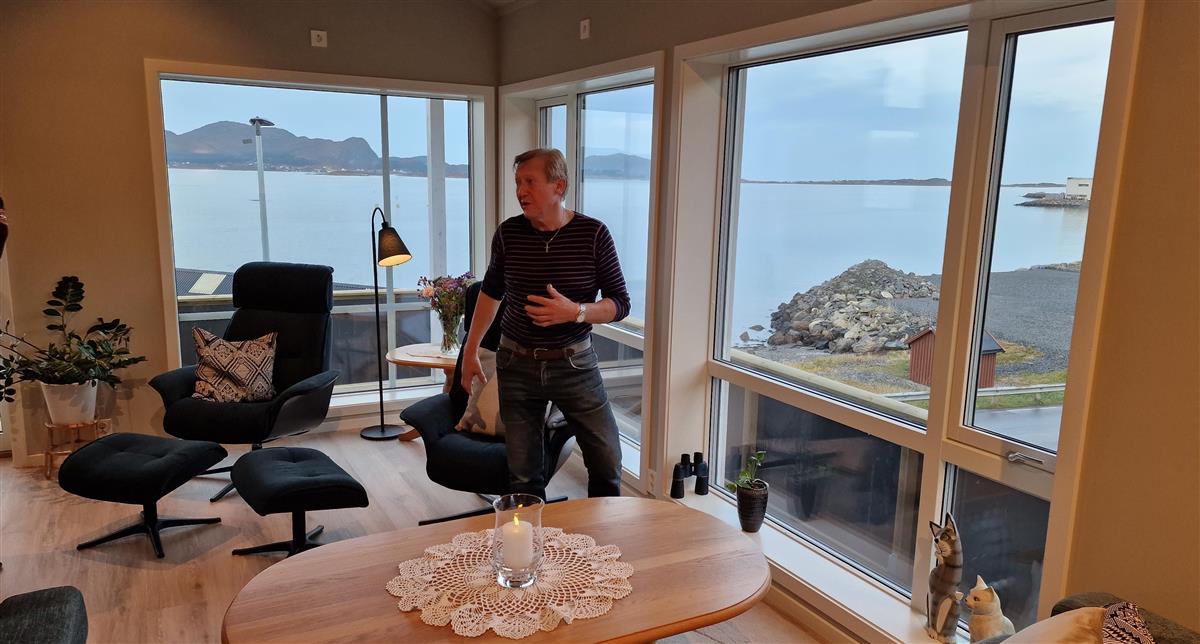 Jarle Nygjerde i stova, der han har panoramautsikt ut mot havet. - Klikk for stort bilete