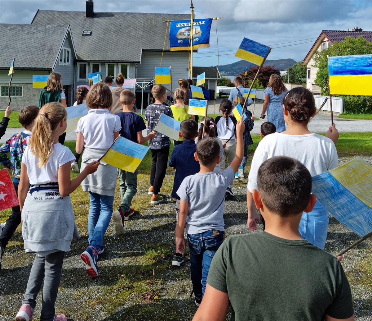 Barn i tog med ukrainske flagg. - Klikk for stort bilete