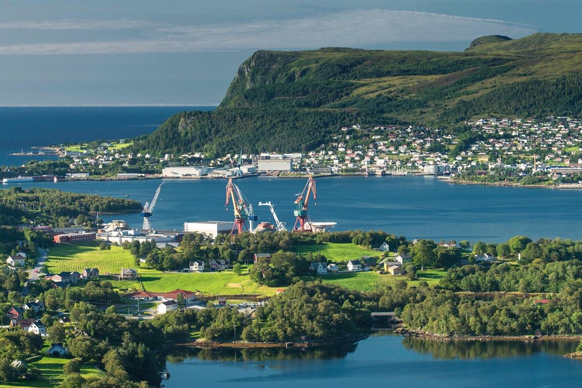 Utsikt over Kleven verft, Hasund, Dimna, Dimnøy, verftsindustrien - Klikk for stort bilete