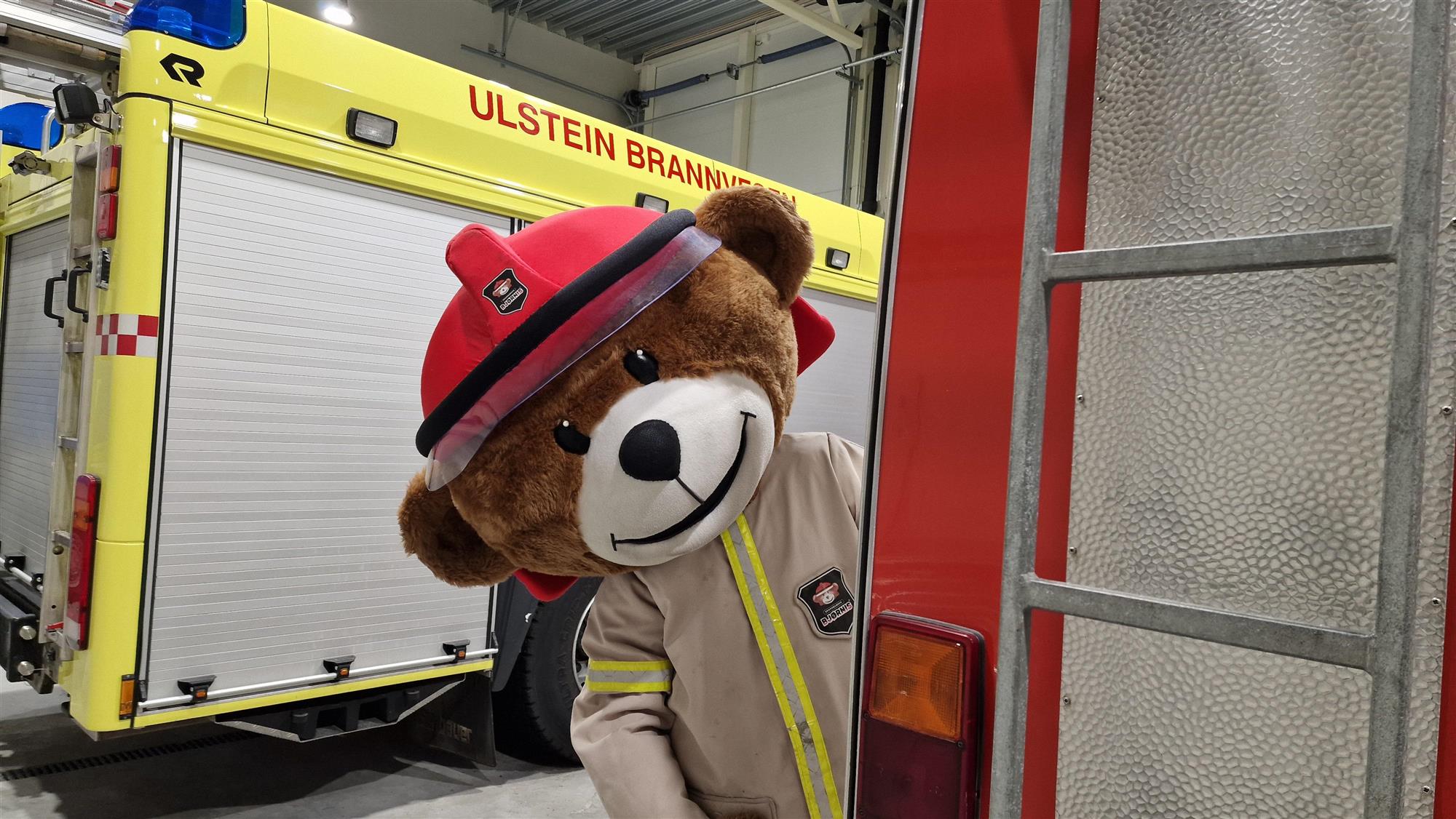 Brannbamsen Bjørnis har kome på overraskande besøk til Ulstein og Hareid brannvesen, og gler seg til å vere med på open dag på brannstasjonane, laurdag 24. september.